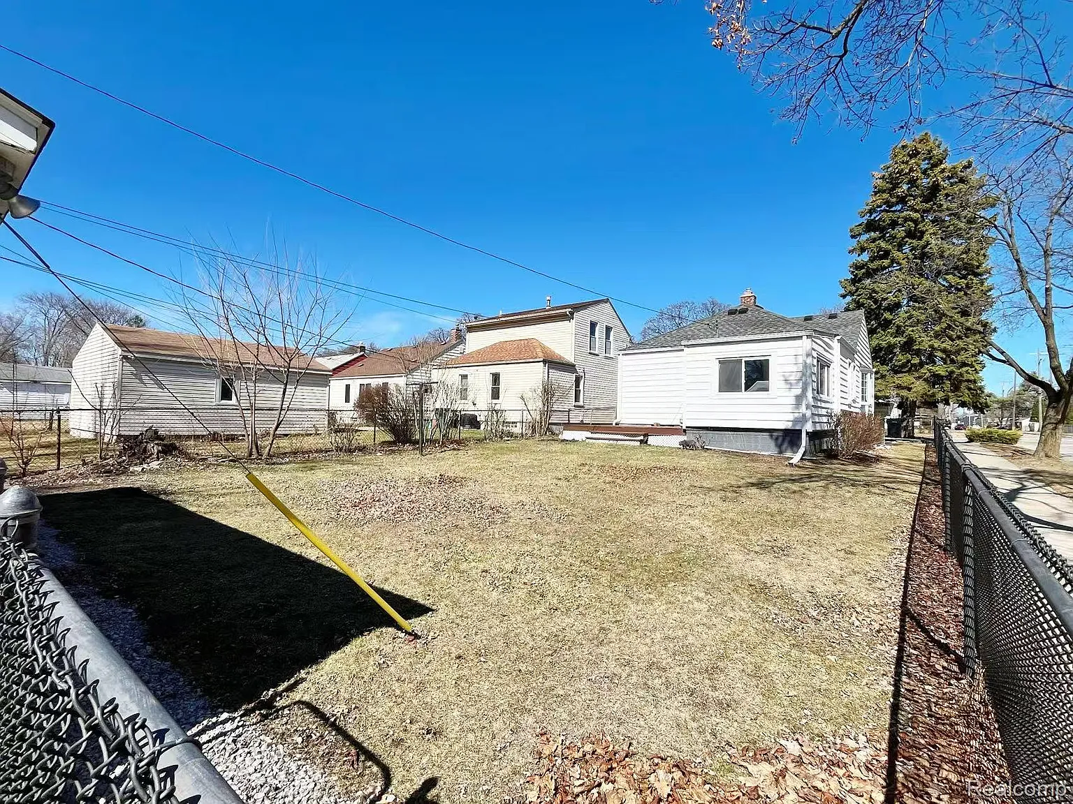 3 bed, 2.0 bath, 2024 sqft, $2,700 — Photo 4