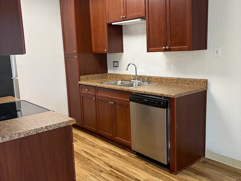 1905 E Grand Ave #10 — Photo 5