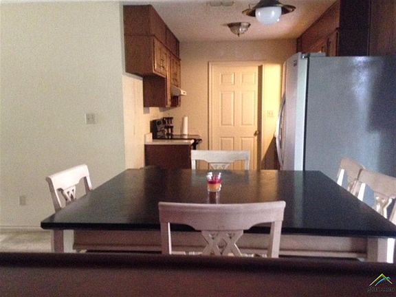 5th image of 912 N Edwards Ave