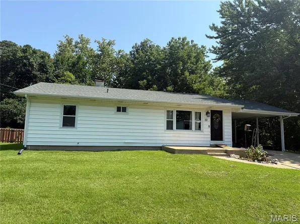 32 Highland Dr, Saint Charles, MO 63303