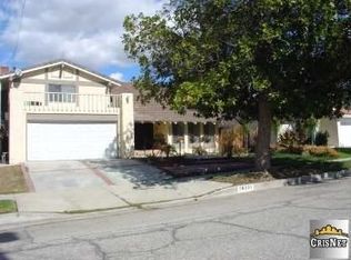 18201 Calvert St, Reseda, CA 91335