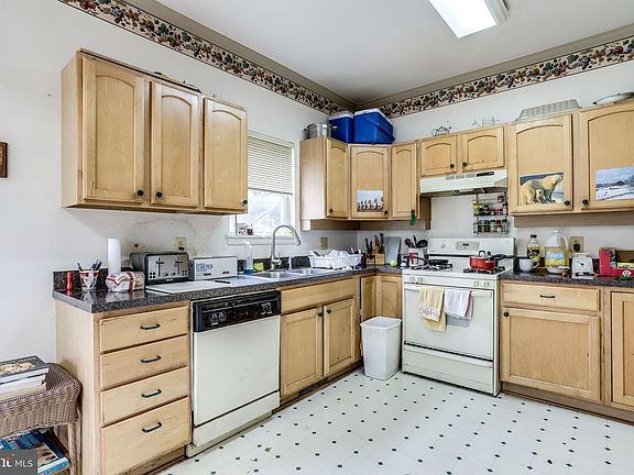5th image of 1915 S Kenmore St