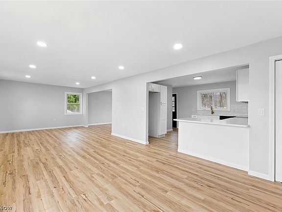 3rd image of 1497 W Sprague Rd