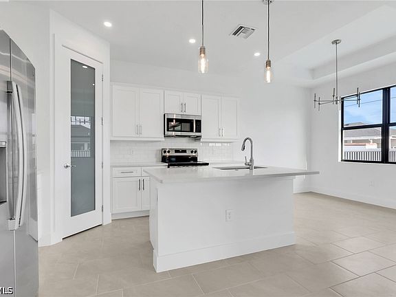 5th image of 411 NE 7th Terrace Cpe
