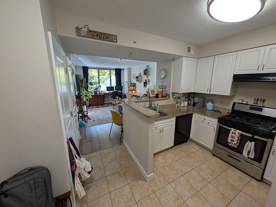 Apt entryway view into kitchen and living/dining