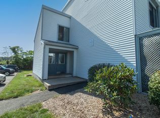 17 Hamre Ln #C, Branford, CT 06405