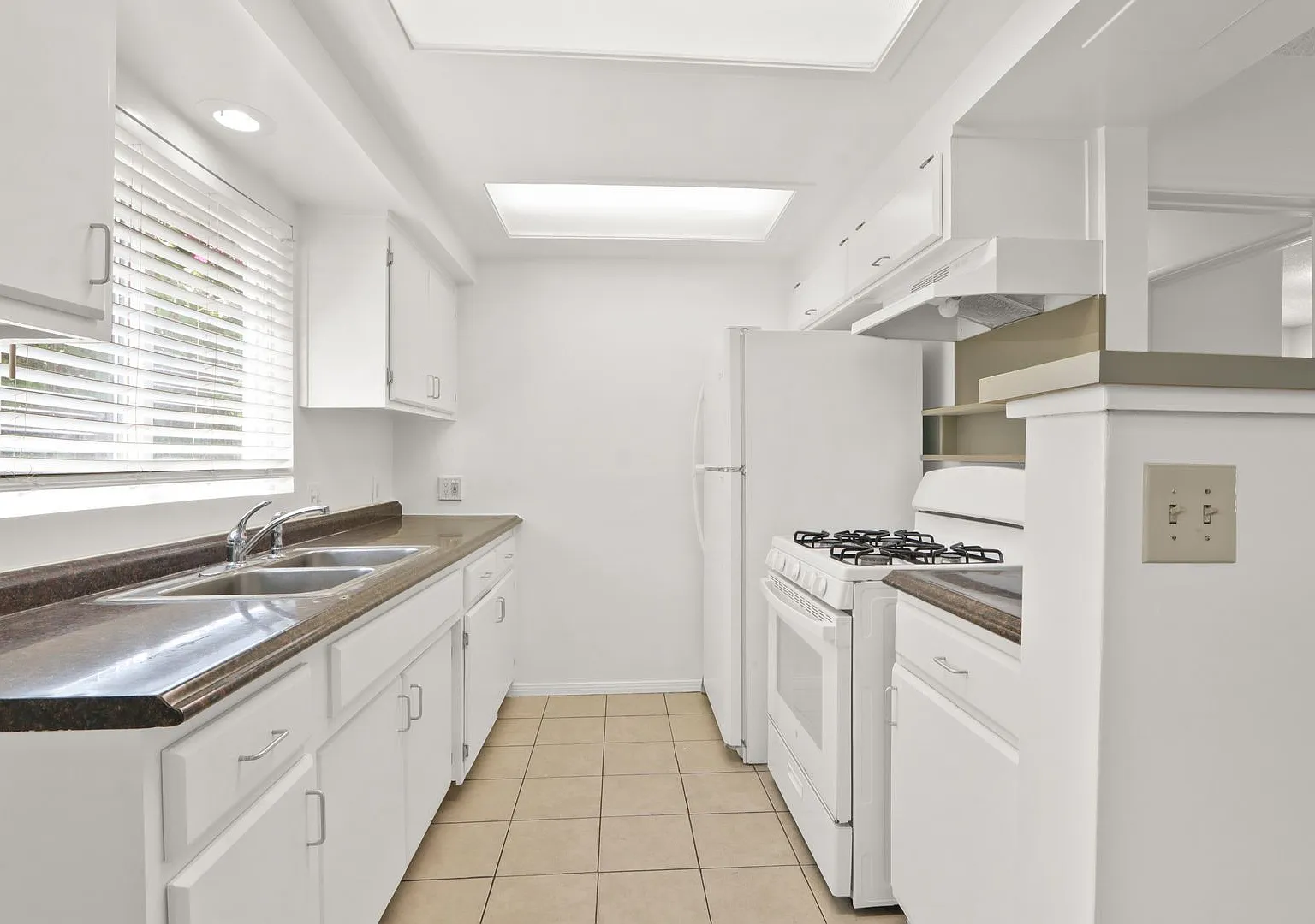 Refreshed 1 Bed 1 Bath Apartment with Parking — Photo 1