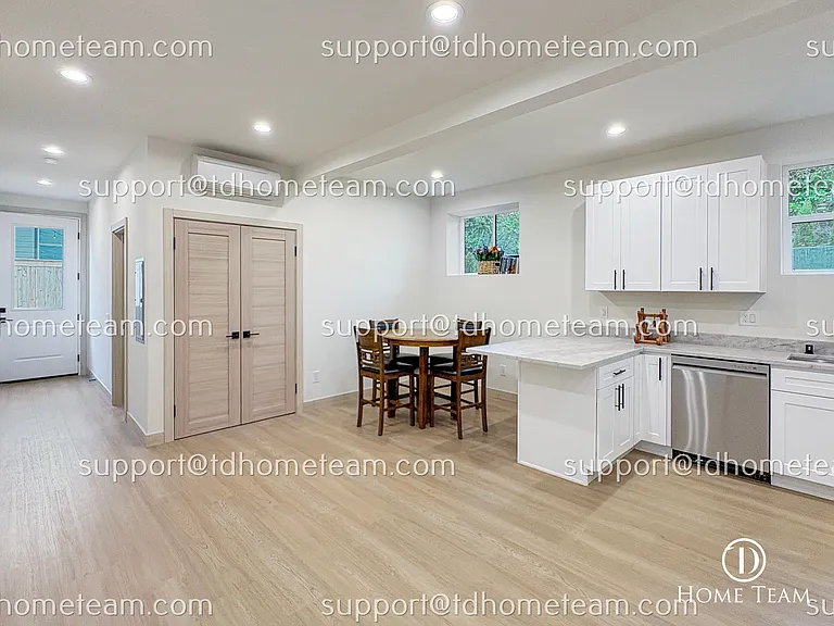 2511 Locust Ave W — Photo 7