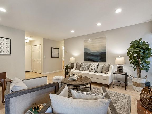 4th image of 922 Beach Park Blvd APT 26