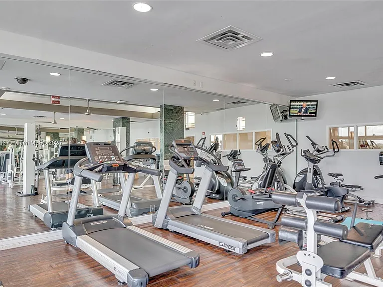 6770 Indian Creek Dr #5S — Photo 23