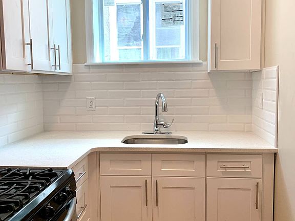 4th image of 3367 Fenton Ave #4