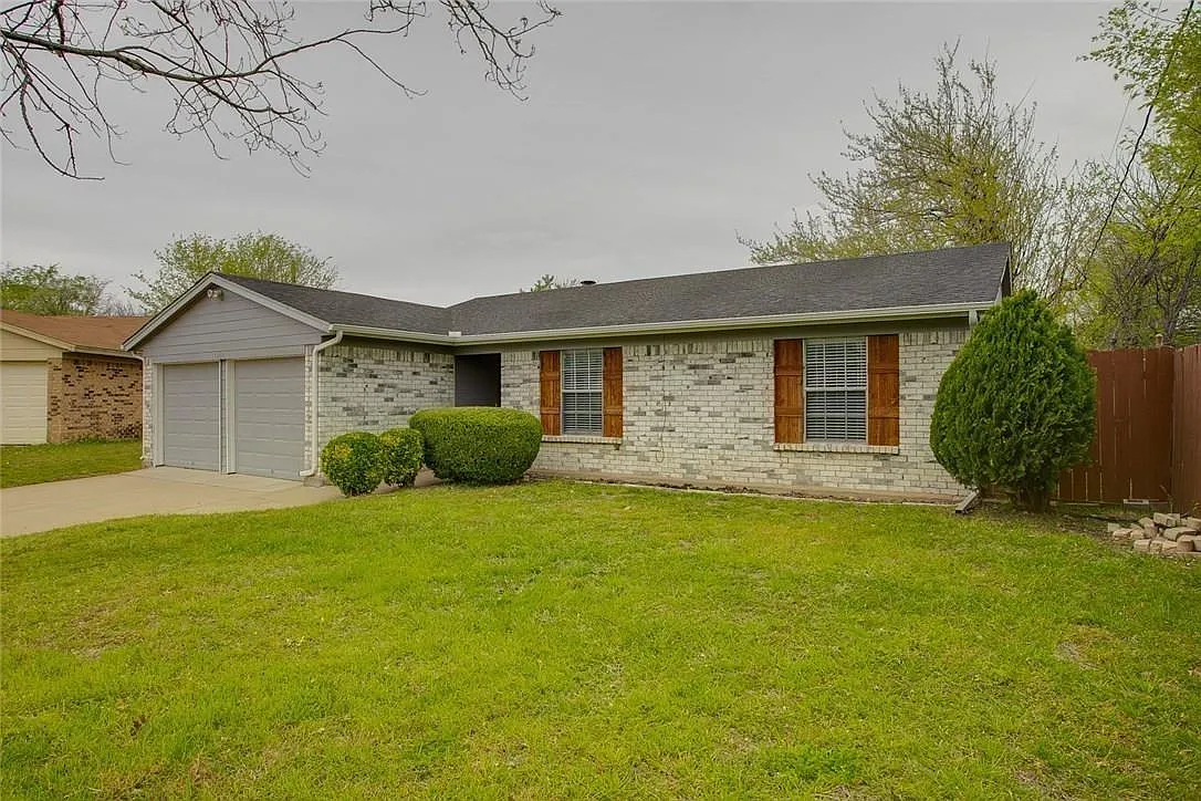 3 bed, 1.5 bath, 1001 sqft, $1,995 — Photo 2