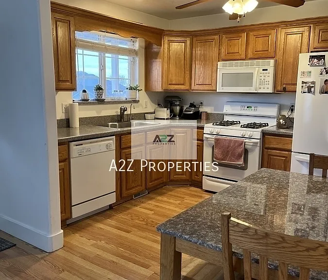 358 N Peach St — Photo 5