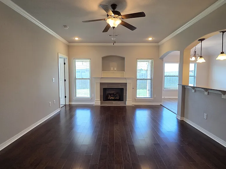 404 W Gillian Ave — Photo 3
