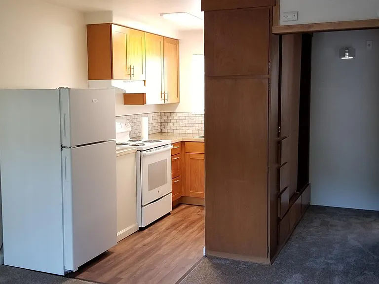 Alder Manor Apartments — Photo 2