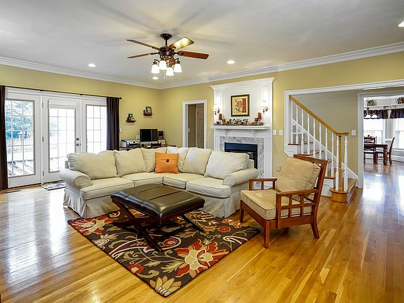 5th image of 444 Woodbridge Dr