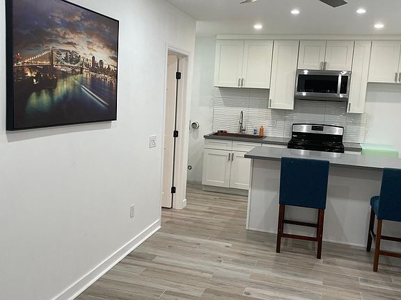 3rd image of 122 N Sandalwood Ave #1/2
