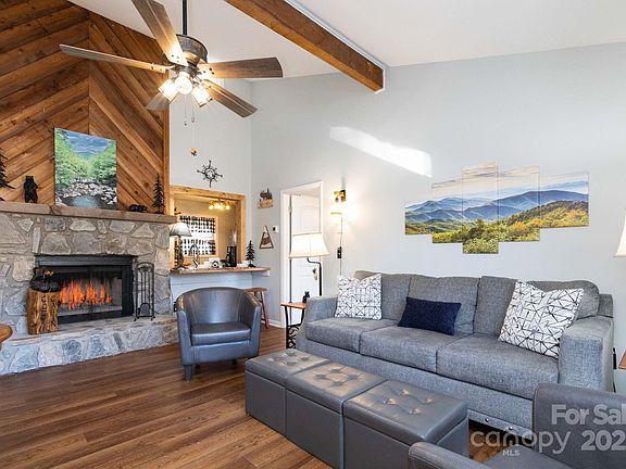 3rd image of 34 Oakridge Dr