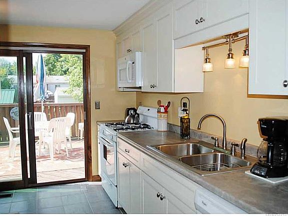 3rd image of 70 Foxcroft Dr