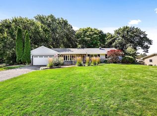 W253 Hillendale Dr, Oconomowoc, WI 53066