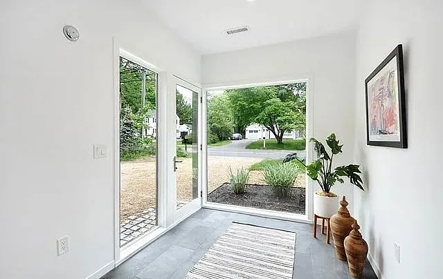 Foyer - 269 Sudbury Rd