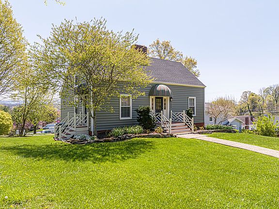 3rd image of 122 Stonewall Hts NE