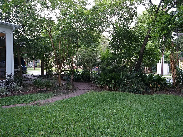 2404 Nottingham St — Photo 2