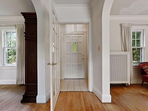 5th image of 1672 Hillcrest Ave