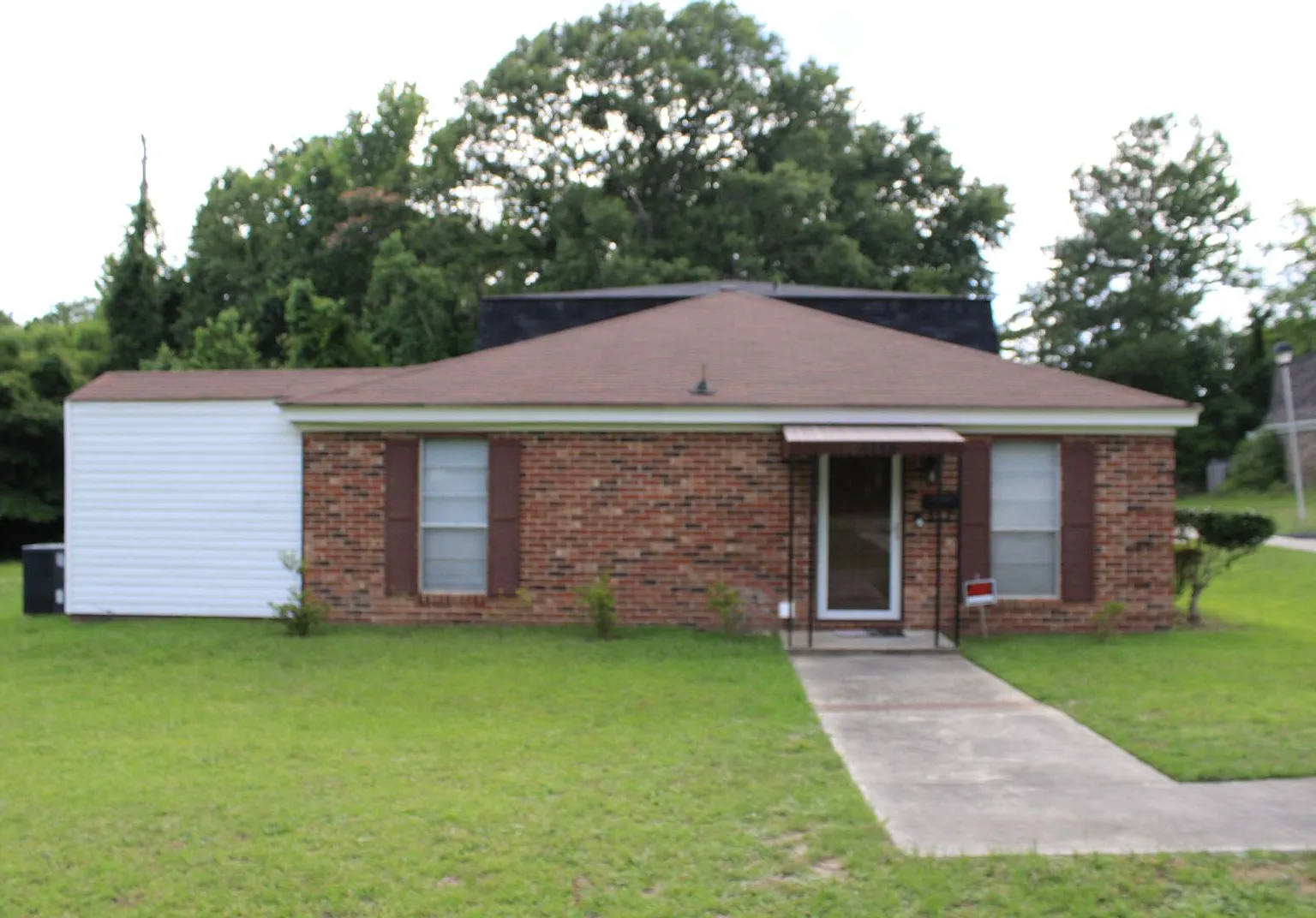 2 Bedroom 1.5 Bath W/ Formal Living & Family Room — Photo 3