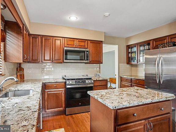 3rd image of 14 White Pine Dr