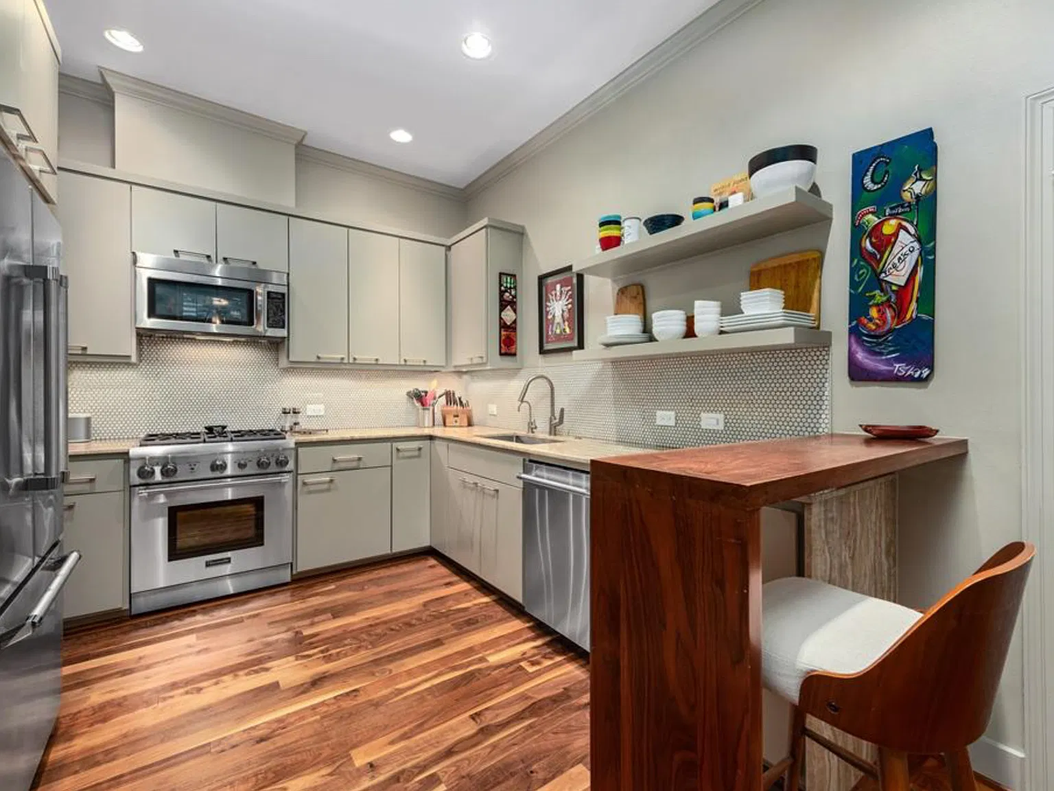 3 bed, 2.5 bath, 2300 sqft, $4,750 — Photo 2