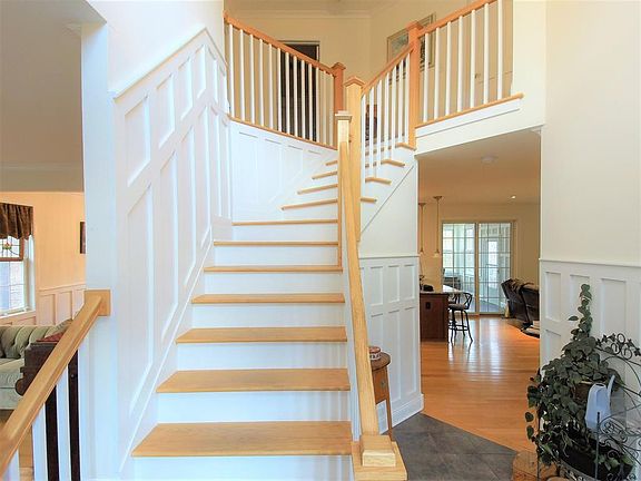 2nd image of 6 Veranda Ln