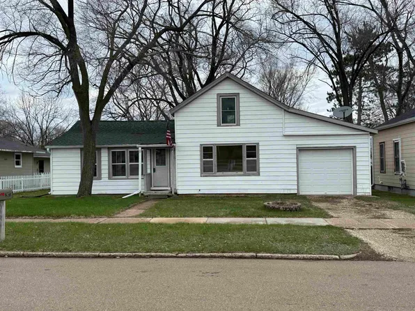 907 Park Ave, Waupaca, WI 54981