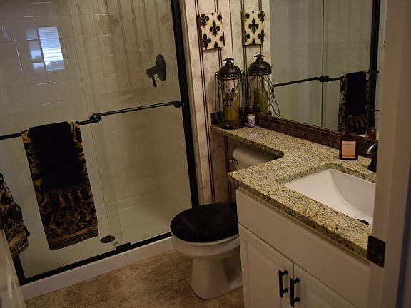 Updated lower 3/4 bath 