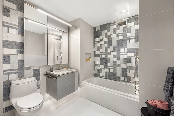 Rented by Extell Marketing Group LLC | media 9
