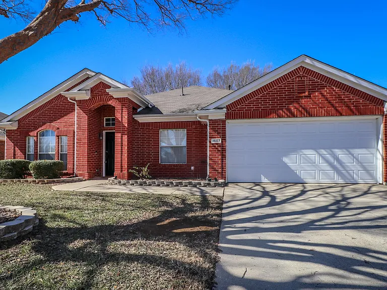 1507 Nightingale Ln — Photo 1