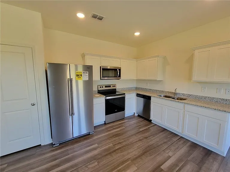 209 Swindon Dr — Photo 6