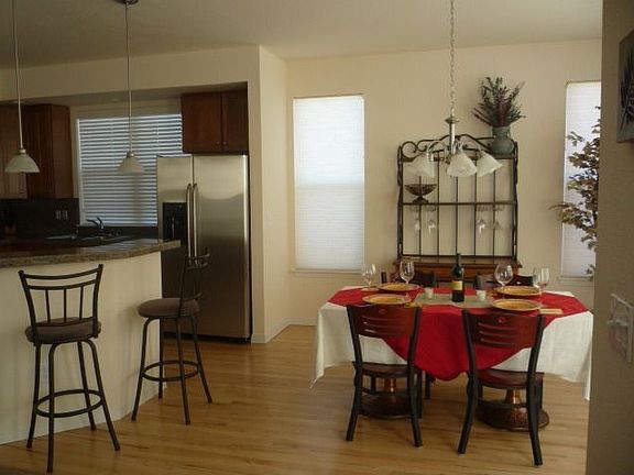 Breakfast area and counter bar