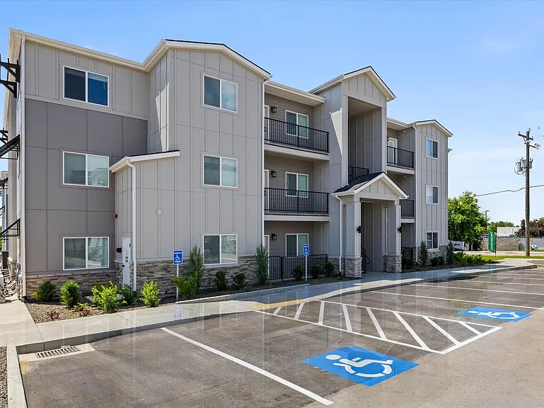 Shamrock Apartments — Photo 13