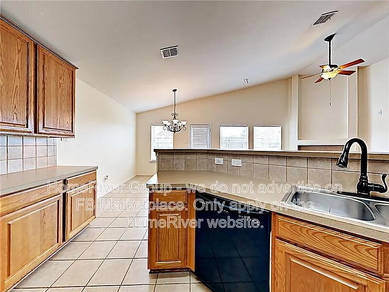 3 bed, 2.0 bath, 1706 sqft, $2,050 — Photo 4