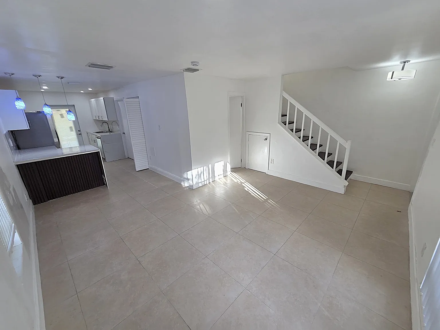 4 bed, 1215 sqft, $2,790 — Photo 3