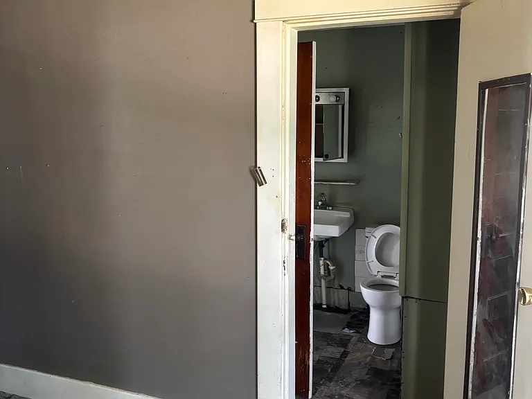 435 S Cedar St — Photo 6