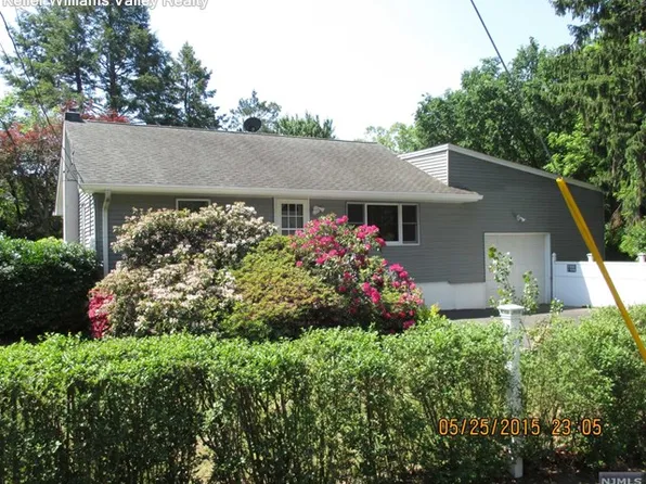 39 1st St, Dumont, NJ 07628