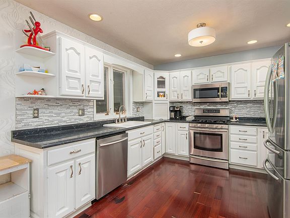 3rd image of 7009 W Santa Fe Dr