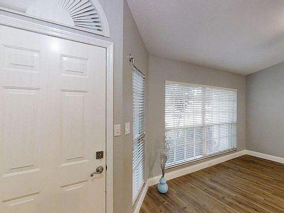 2nd image of 925 Pelican Ln