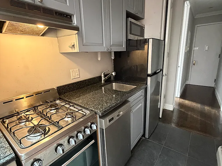 346 E 18th St #2A — Photo 2