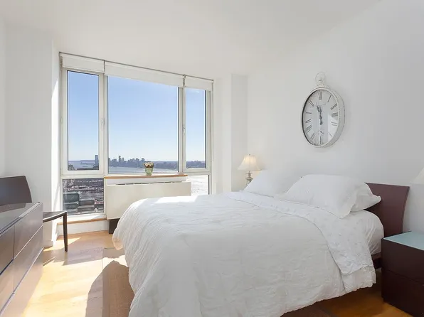 635 W 42nd St APT 19B, New York, NY 10036