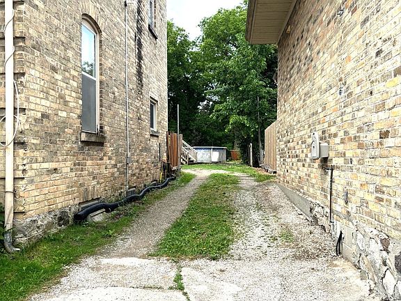 4th image of 8 Main St S