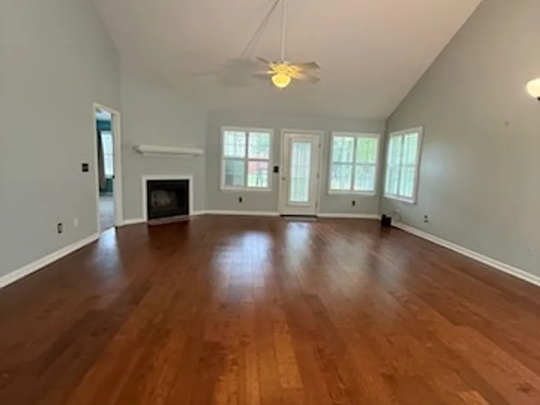 1325 Parkwood Dr — Photo 3