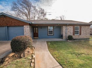 1212 Meadowview Dr, Euless, TX 76039